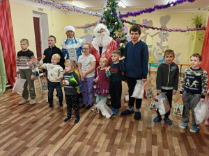 Доставили новогодние подарки для детей из детского дома